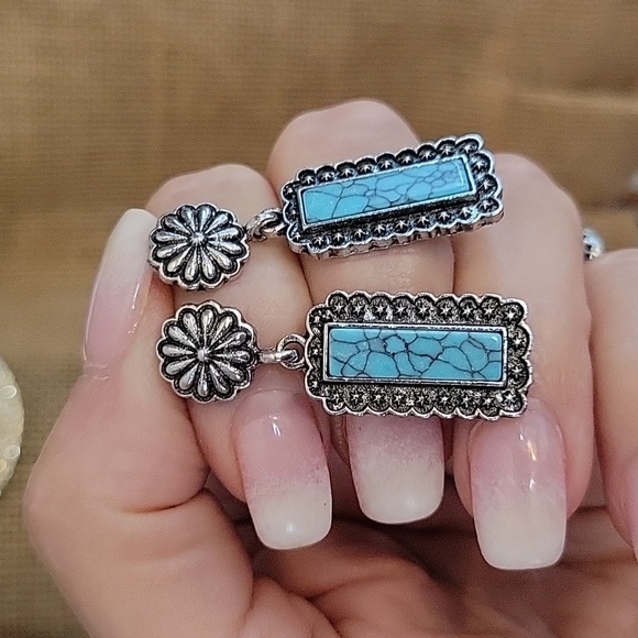 🔥LAST PAIR🔥 CONCHO TOP SCALLOP DROP EARRINGS - Picture 3 of 7